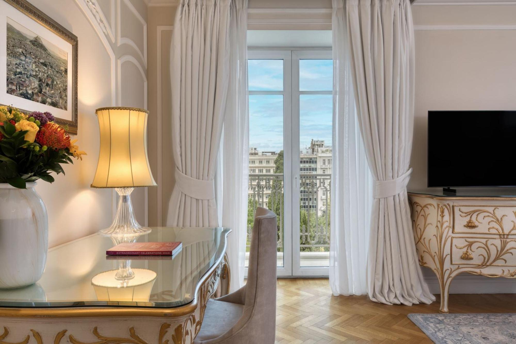 Deluxe Acropolis Guest room 1 King City view